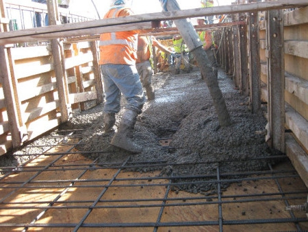 Выгрузка бетона на стройплощадку